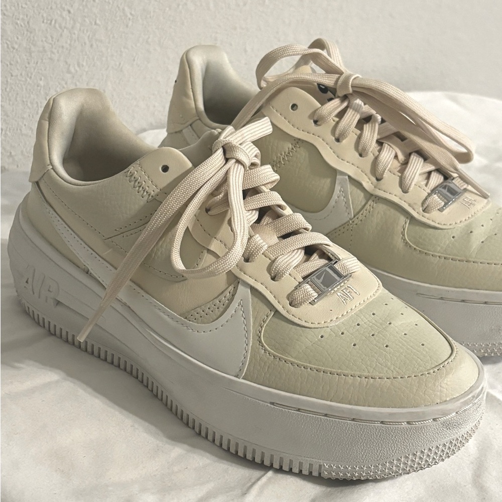 Nike beige air forces
